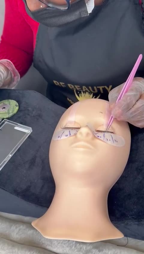 Pratique de la pose d’extensions de cils sur tête d’entraînement, formation BF Beauty