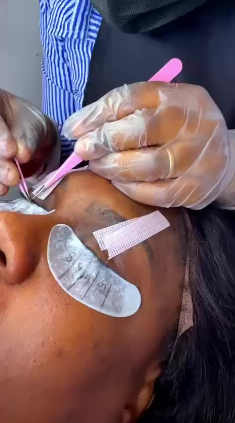 Pose d’extensions de cils sur modèle pendant la formation BF Beauty