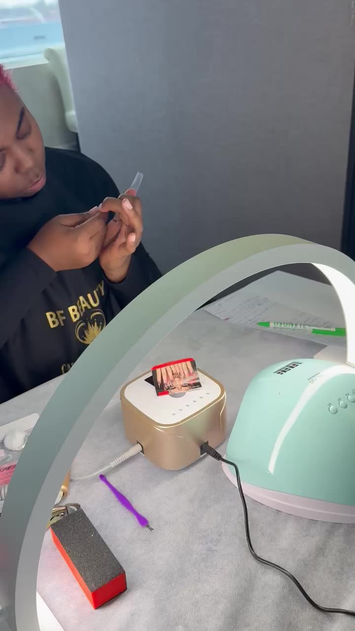 Élève en formation onglerie chez BF Beauty pendant une pose d’ongles